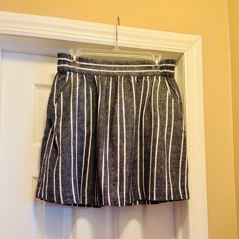 Gently used, LOFT Outlet Gray & White Striped Skirt 🩶